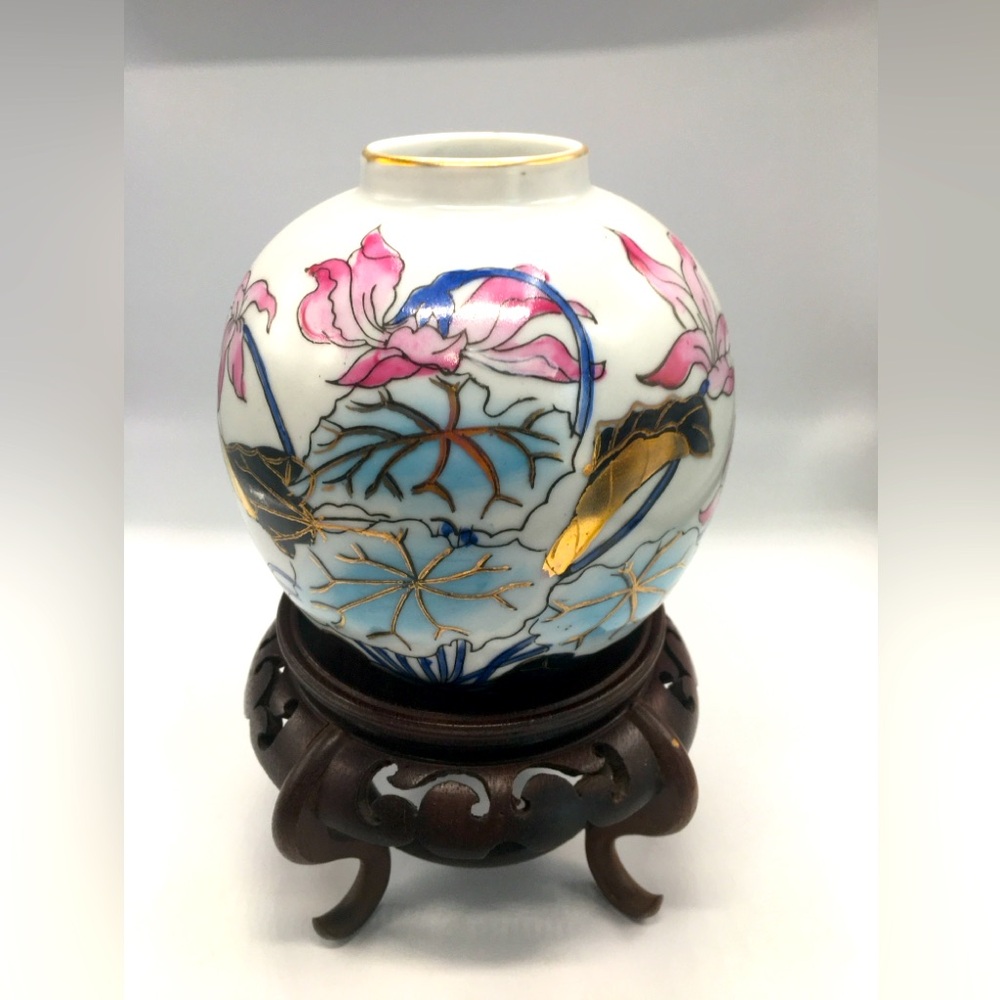 VTG Chinoiserie Macau Chinese Hand Painted Floral Vase w’ Carved Wooden Stand